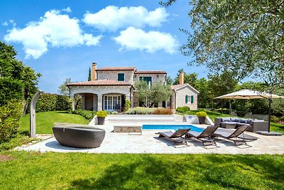Luxuriöse Villa in Banki mit Swimmingpool