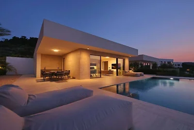 Villa in Tkon mit Schwimmbecken