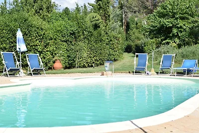 Splendido agriturismo con piscina in comune