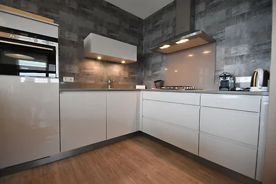 Moderne Wohnung mit Balkon