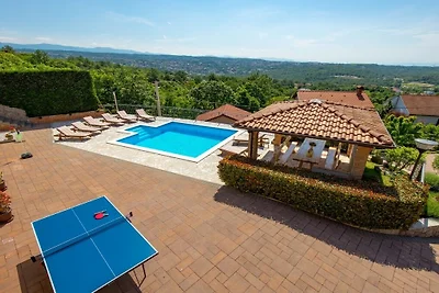 Villa in Kastav mit Schwimmbecken