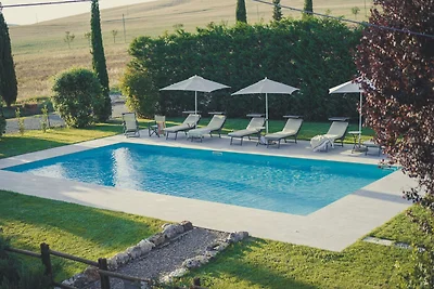 Eingerichtetes Ferienhaus mit Pool