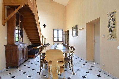Vintage Farmhouse in Vinzelles with Pool & Ce...