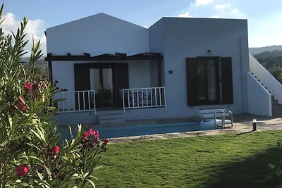 Villa con piscina e ombrellone a Kirianna