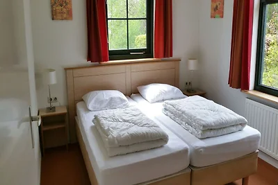 Gemütlich eingerichtetes Haus mit Garten