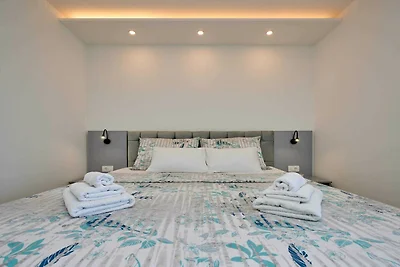 Exclusive Okrug Gornji Apartment with Shared ...
