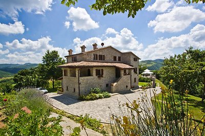 Lovely Villa in Apecchio with Swimming Pool