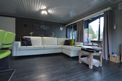 Modernes Ferienhaus direkt am See gelegen