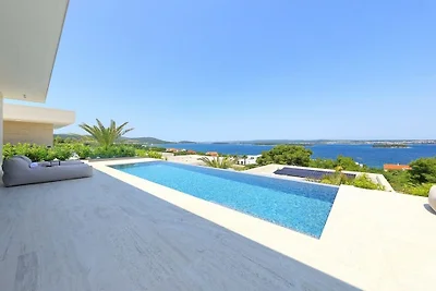 Villa in Tkon mit Schwimmbecken