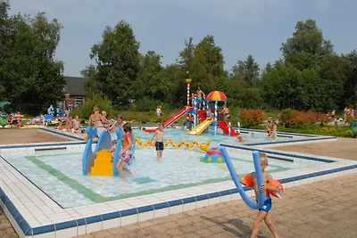Villa sull'acqua con spa all'aperto e molo