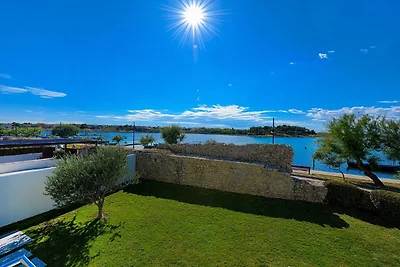 Moderne Villa in Nin mit Terrasse
