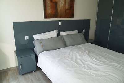 Modernes Chalet mit Kombi-Mikrowelle nahe...
