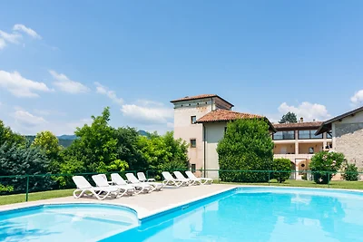 Appartamento panoramico a Salò con piscina