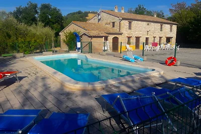 Intero Agriturismo con appartamenti indipende...