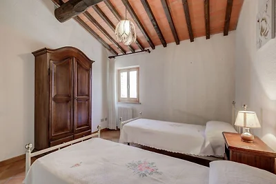 Lussureggiante casale con campo da tennis