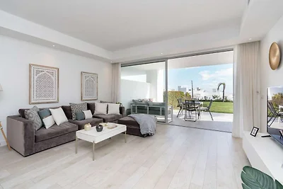 Elegant 2-Bed Apartment | Alcazaba Lagoon...