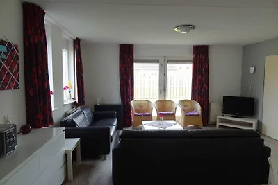 Geräumiges Ferienhaus mit Sauna in Strandnähe