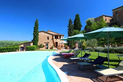 Moderno agriturismo con piscina a Montalcino