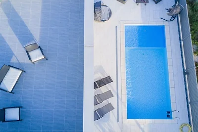 Villa in Novigrad met zwembad