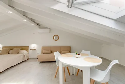 Brandneues Dachgeschoss-Studio-Apartment,...