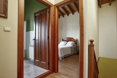 Spazioso palazzo a Nava con piscina