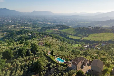 Villa mit Pool- und Weinbergblick