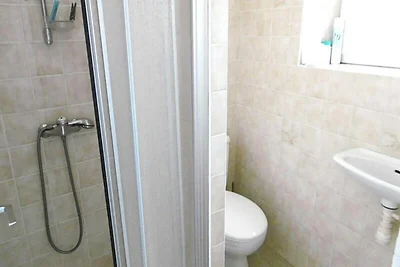 Huis vlakbij het strand met tuin en barbecue