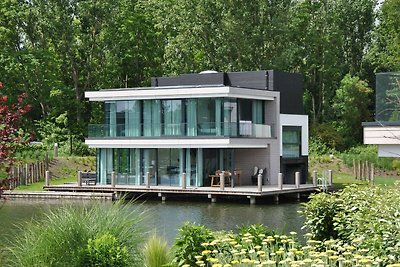 Luxe villa met eigen aanlegsteiger