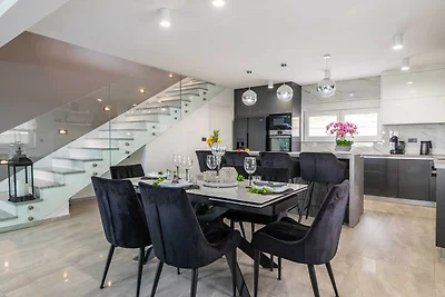 Luxusvilla mit Pool und Whirlpool