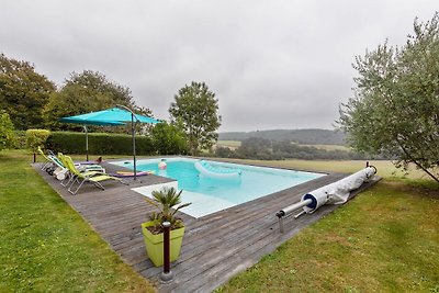 Geräumiges Ferienhaus mit Garten in Querrien...