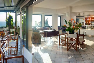 Modernes Apartment mit Balkon mit schönem...