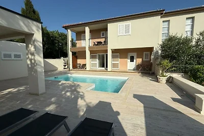 Dom wakacyjny w Murterze z basenem