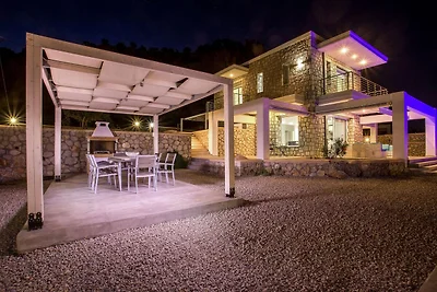 Villa in Kalythie mit Pool