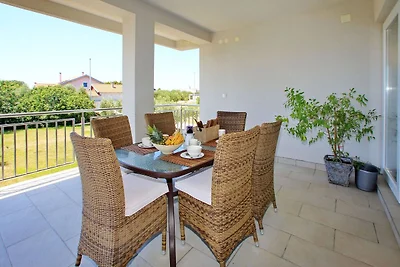 Sonnengeküsste Wohnung in Bibinje mit Garten