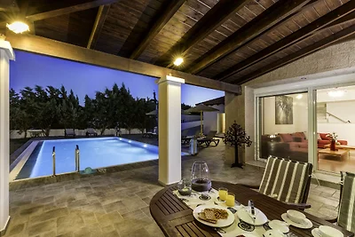 Geräumige Villa mit eigenem Pool in Gennadi