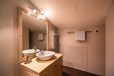 Villa con piscina, vista e stazione di...