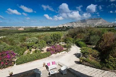 Moderna villa a Paceco con piscina privata