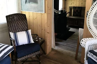 Huis in dennenbos met omheinde tuin