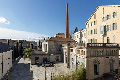 Helle Hanglage mit Pool und Rasen