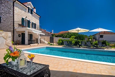 Villa moderna a Grohote con piscina