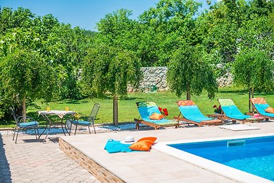 Luxus-Steinhaus mit privatem Pool und Garten ...