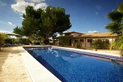 Moderna casa di campagna con piscina