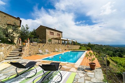 Casa vacanze panoramica a Vinci con piscina