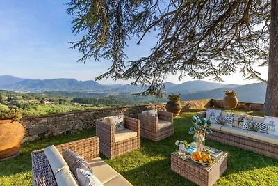 Malerische Villa in Lucca mit Pool