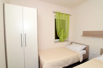 Wohnung in Ljubac mit Garten