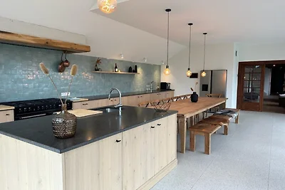 Luxusvilla mit Garten und Seilrutsche