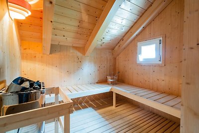 Modernes freistehendes Holzchalet mit Sauna n...