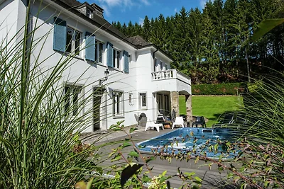 Luxuriöses Ferienhaus auf dem Land mit Garten