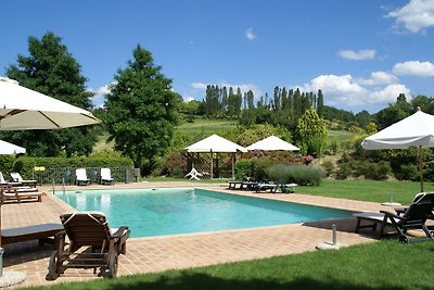 Spaziosa casa vacanze a Montone con piscina