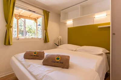 Mobilhome im Ferienpark mit grosser...